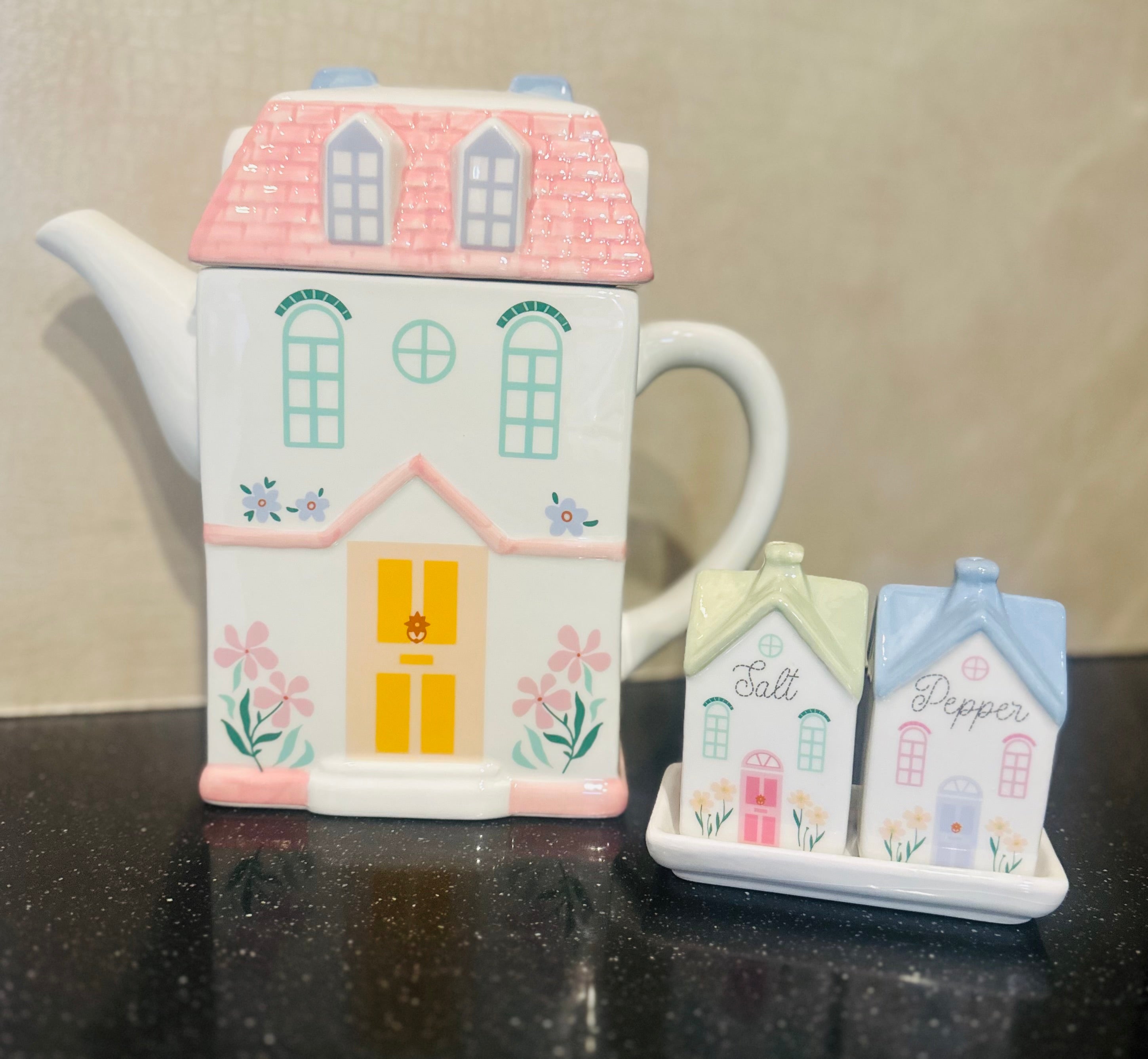 Pastelkleurige theepot en salt &amp; pepper set