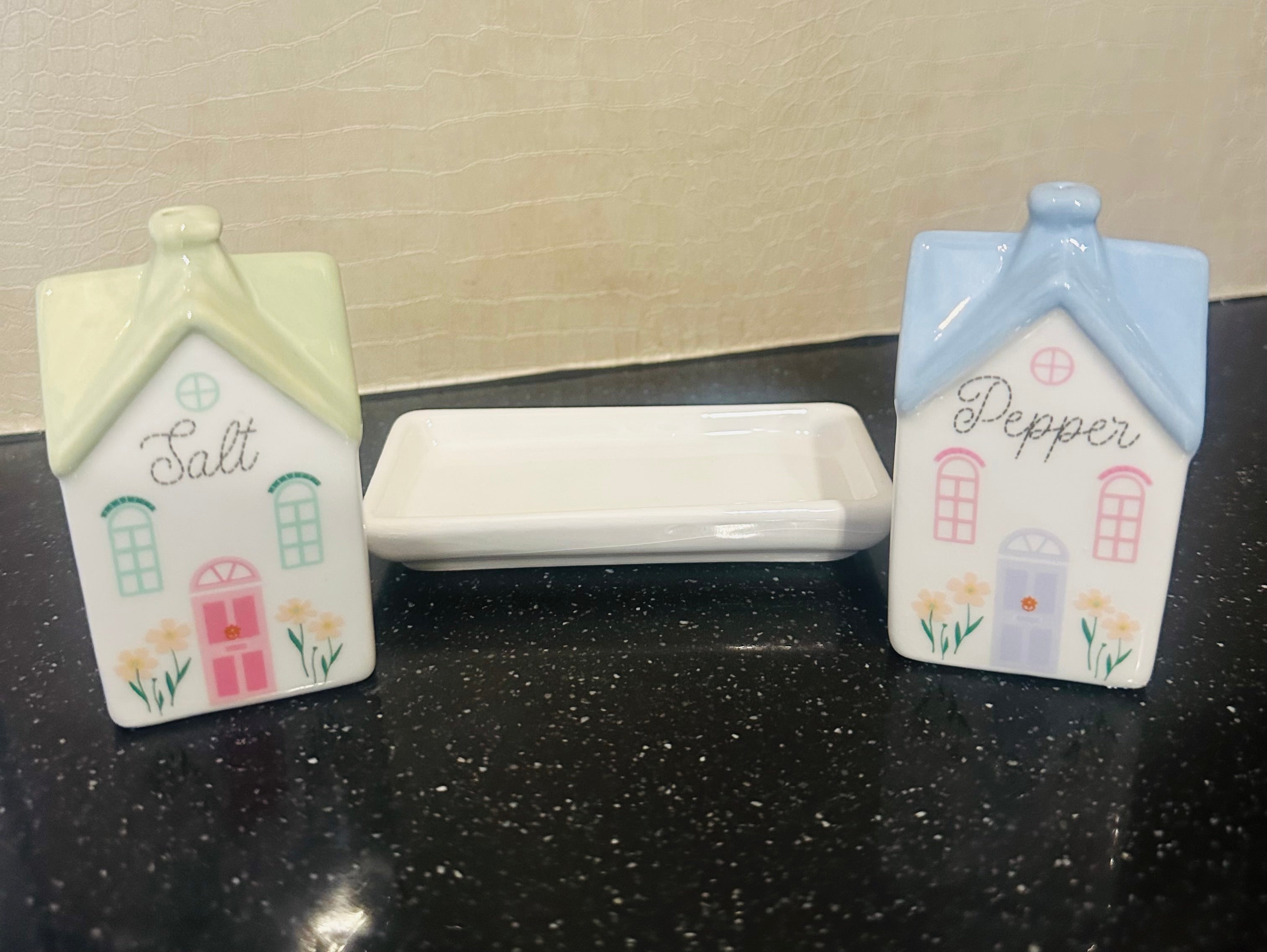 Pastelkleurige theepot en salt &amp; pepper set